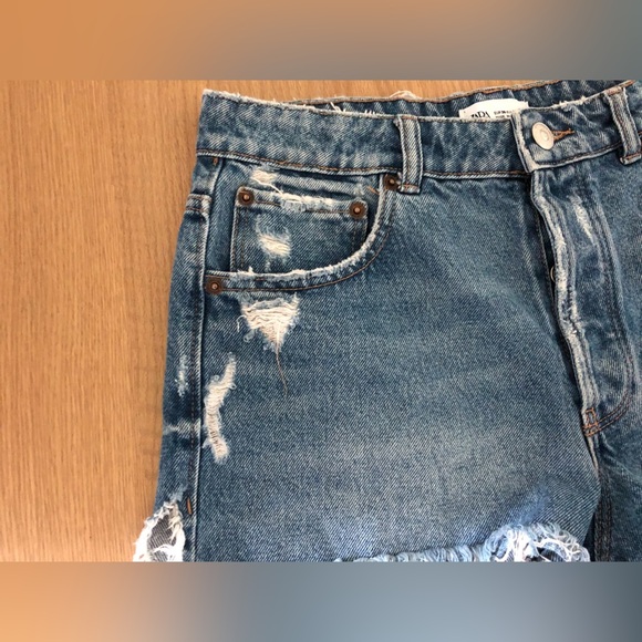 ZARA|Medium wash distressed cut off denim shorts, size 6•••Beachy Summer style - Picture 4 of 10